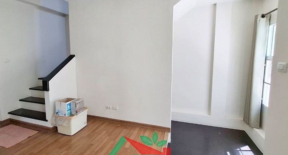 Casa adosada en venta de 3 habitaciones en Lat Krabang, Bangkok