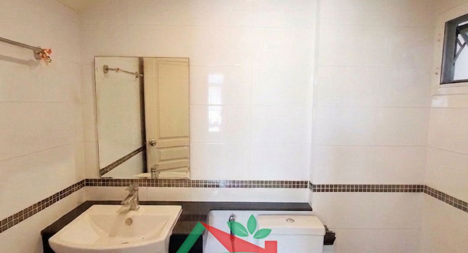 Casa adosada en venta de 3 habitaciones en Lat Krabang, Bangkok
