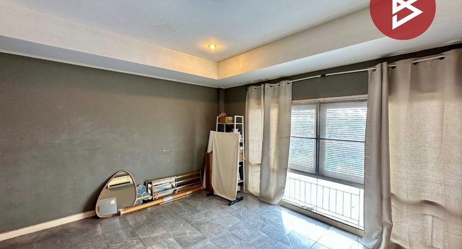 For sale 4 bedrooms townhouse in Mueang Samut Prakan, Samut Prakan