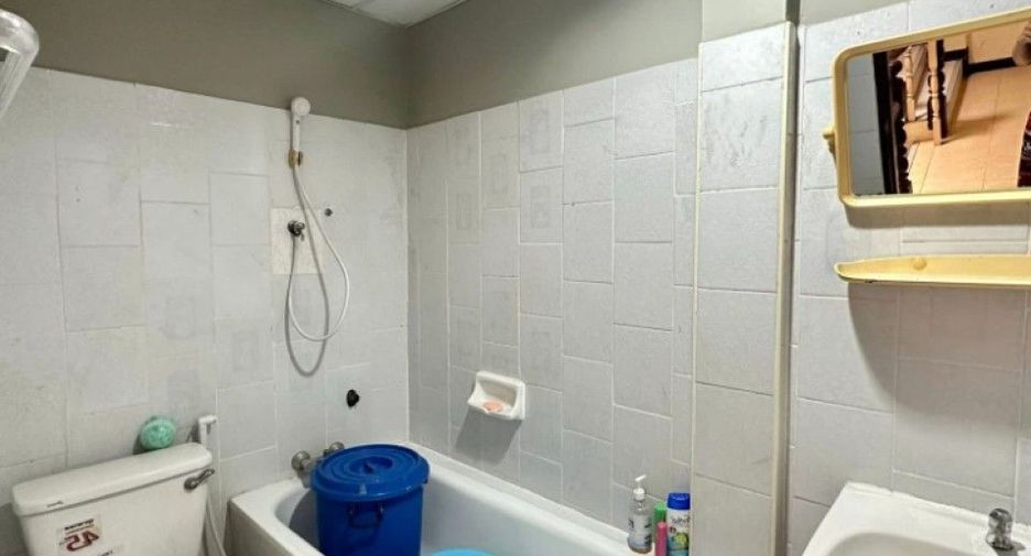 For sale 4 bedrooms townhouse in Mueang Samut Prakan, Samut Prakan