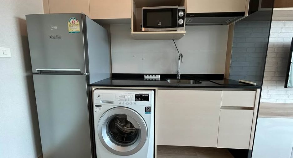 For rent 2 bedrooms condo in Huai Khwang, Bangkok