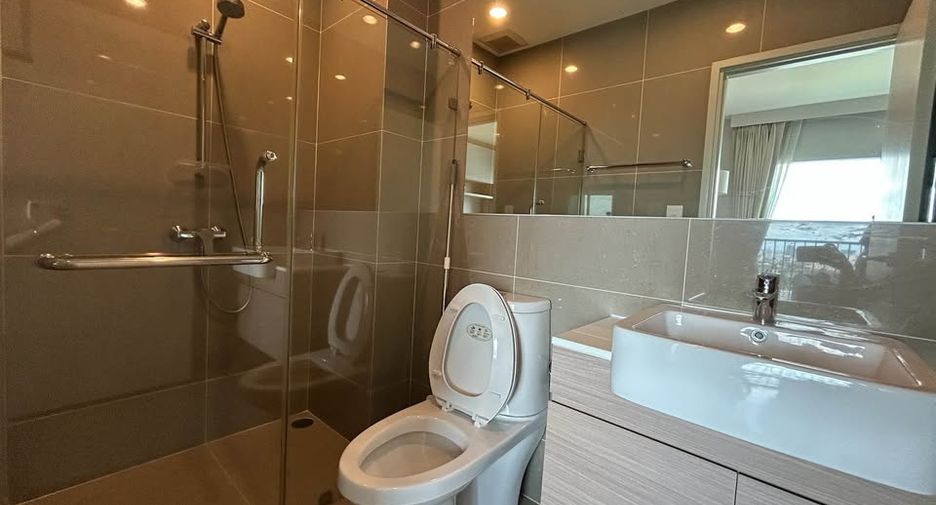 For rent 2 bedrooms condo in Huai Khwang, Bangkok