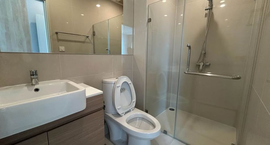For rent 2 bedrooms condo in Huai Khwang, Bangkok