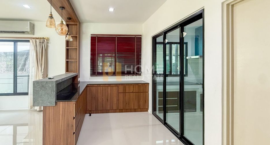 For sale 4 bedrooms house in Lat Krabang, Bangkok