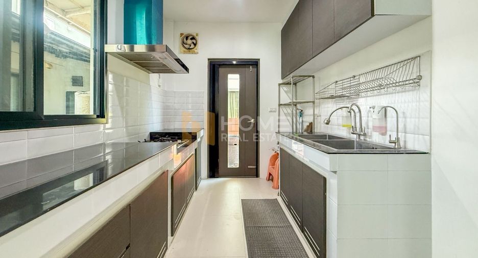 For sale 4 bedrooms house in Lat Krabang, Bangkok