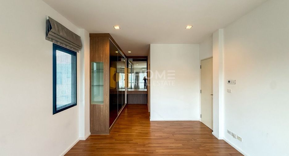 For sale 4 bedrooms house in Lat Krabang, Bangkok