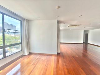 For sale 3 bedrooms condo in Khlong Toei, Bangkok