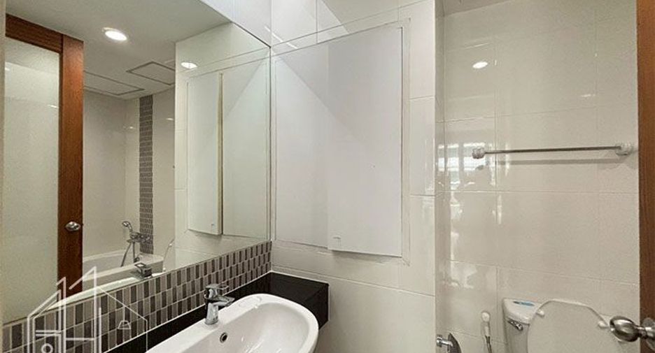 For rent 3 bedrooms condo in Khlong Toei, Bangkok
