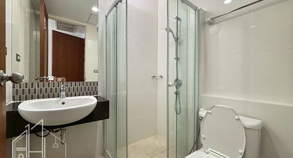 For rent 3 bedrooms condo in Khlong Toei, Bangkok