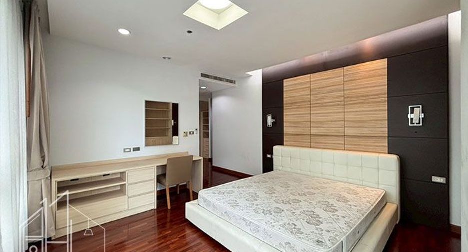 For rent 3 bedrooms condo in Khlong Toei, Bangkok