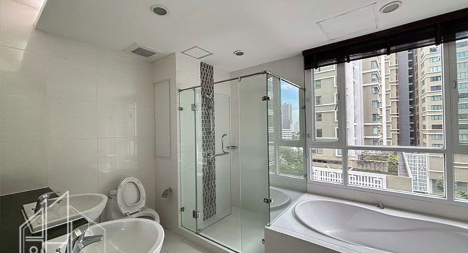 For rent 3 bedrooms condo in Khlong Toei, Bangkok