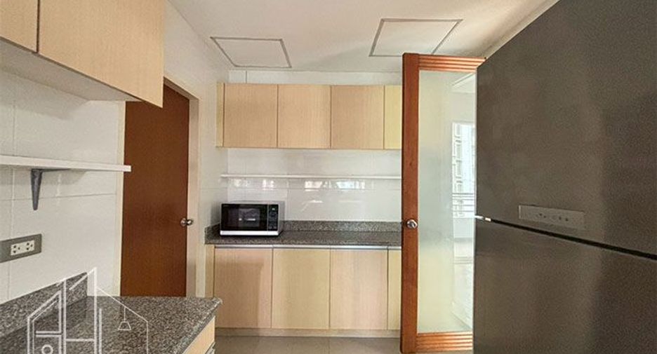 For rent 3 bedrooms condo in Khlong Toei, Bangkok