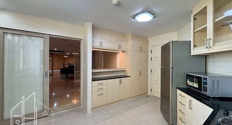 Condo en alquiler de 3 habitaciones en Khlong Toei, Bangkok