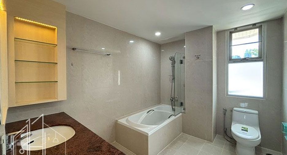 Condo en alquiler de 3 habitaciones en Khlong Toei, Bangkok