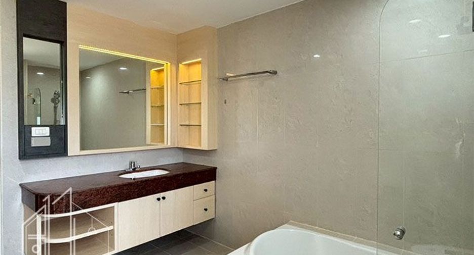 Condo en alquiler de 3 habitaciones en Khlong Toei, Bangkok