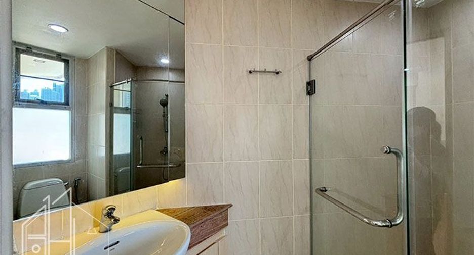 Condo en alquiler de 3 habitaciones en Khlong Toei, Bangkok