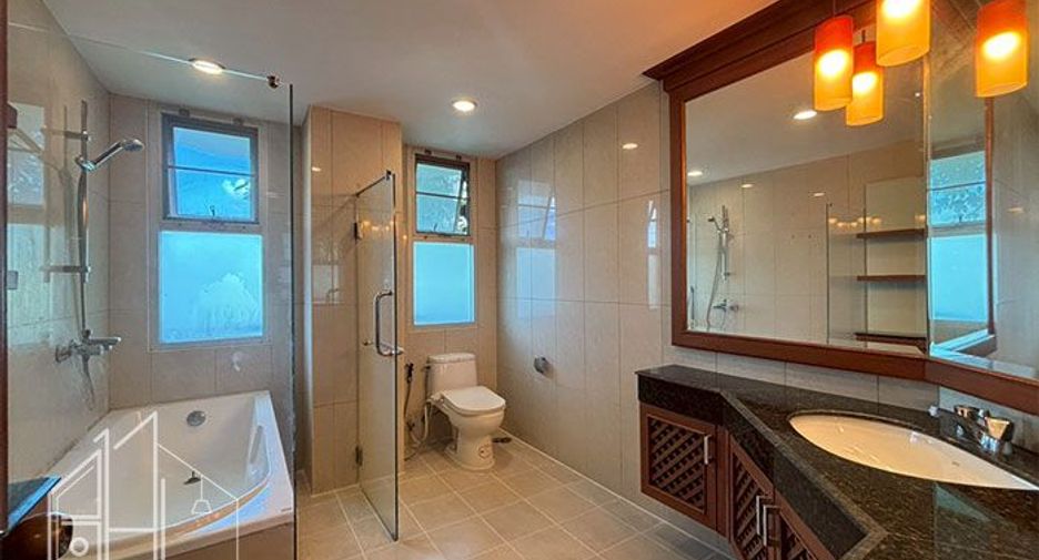 For rent 2 bedrooms condo in Khlong Toei, Bangkok