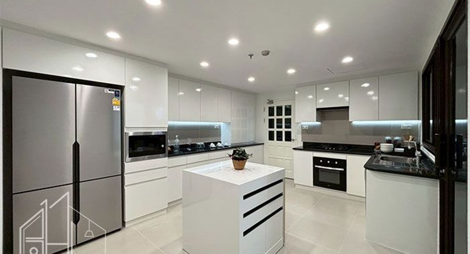 For rent 4 bedrooms condo in Khlong Toei, Bangkok