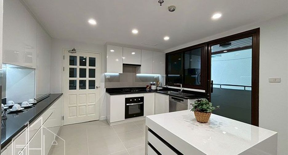 For rent 4 bedrooms condo in Khlong Toei, Bangkok