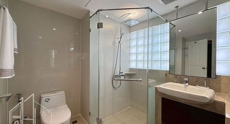 For rent 4 bedrooms condo in Khlong Toei, Bangkok
