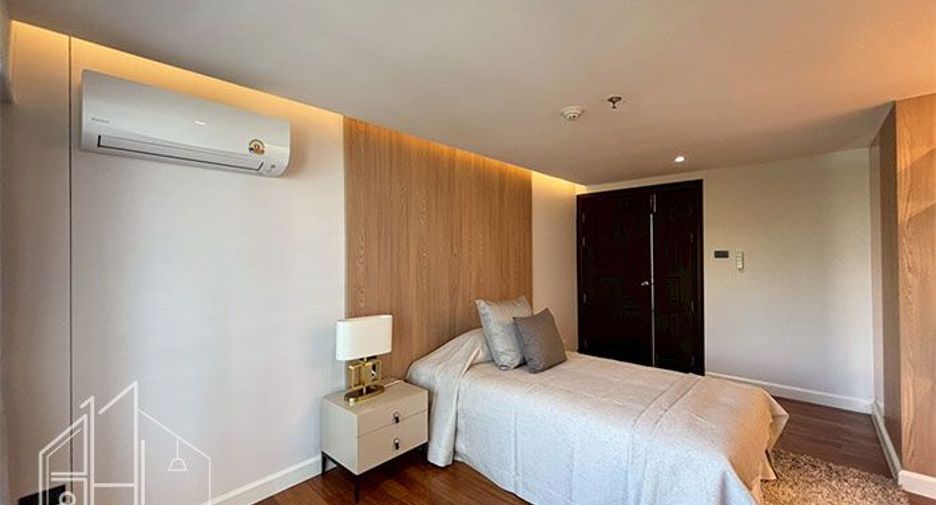 For rent 4 bedrooms condo in Khlong Toei, Bangkok