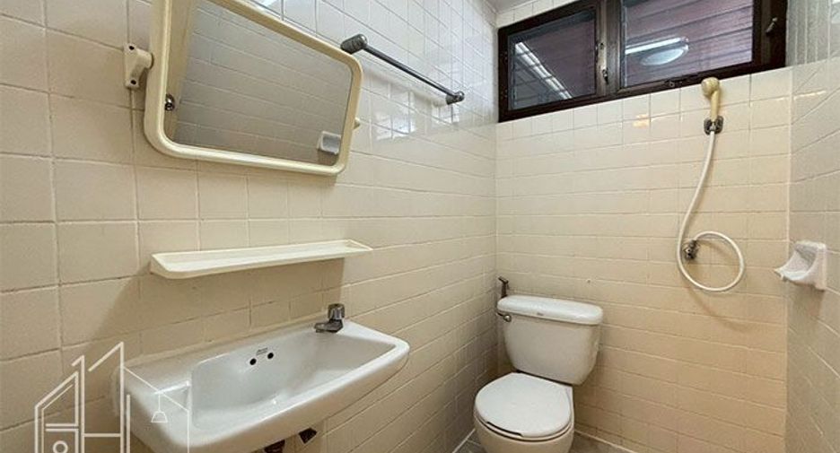 For rent 4 bedrooms condo in Khlong Toei, Bangkok