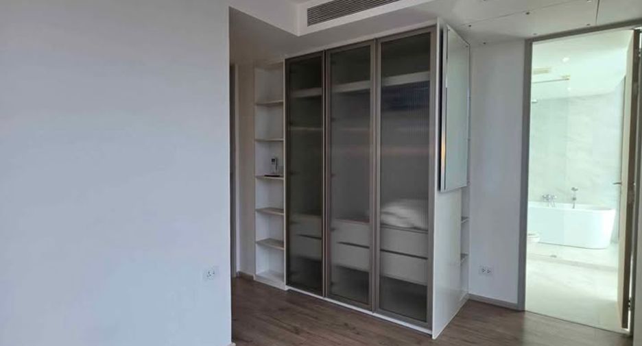 For rent 3 bedrooms condo in Khlong Toei, Bangkok