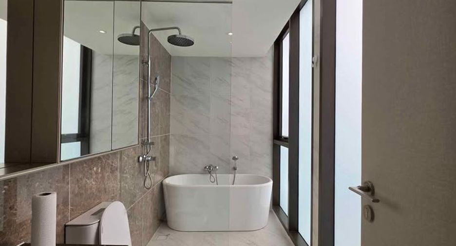 For rent 3 bedrooms condo in Khlong Toei, Bangkok