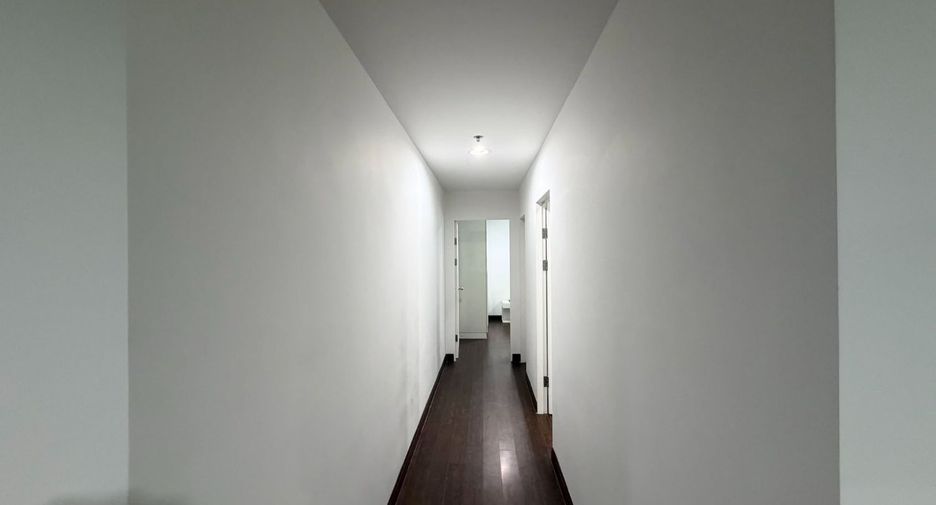À louer 2 chambres condo à Huai Khwang, Bangkok