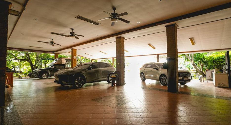 For sale 6 bedrooms house in Si Racha, Chonburi