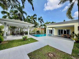 For sale そして for rent 3 ベッドルーム villa in Bang Lamung, Chonburi
