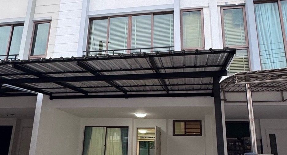 Casa adosada en alquiler de 3 habitaciones en Phra Khanong, Bangkok