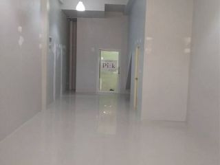 Local comercial en venta de 4 habitaciones en Si Racha, Chonburi