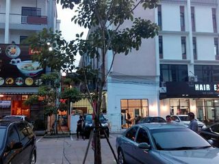 Local comercial en venta de 4 habitaciones en Si Racha, Chonburi