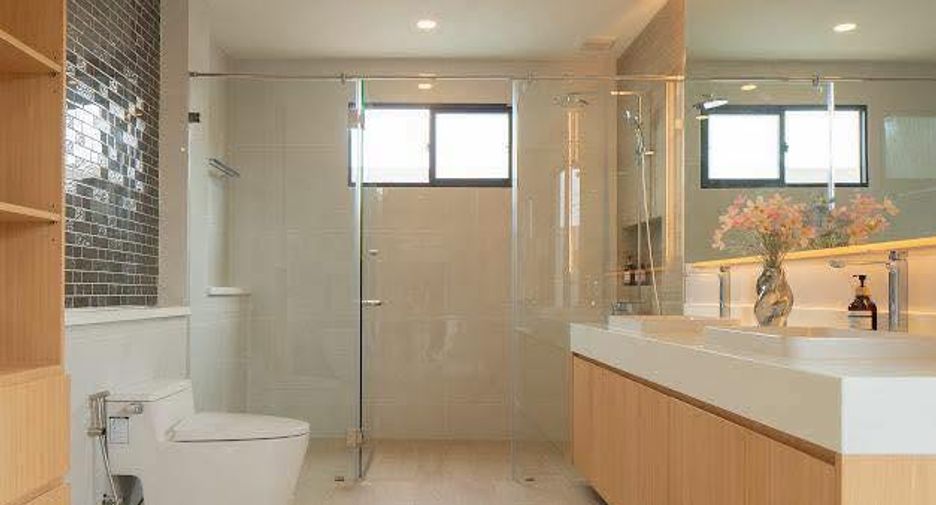 For sale 5 bedrooms villa in East Pattaya, Pattaya