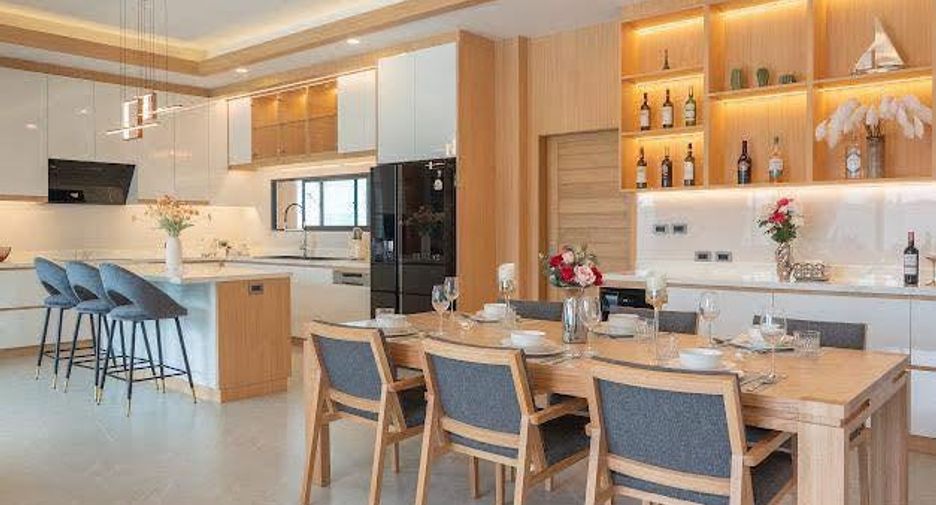 For sale 5 bedrooms villa in East Pattaya, Pattaya