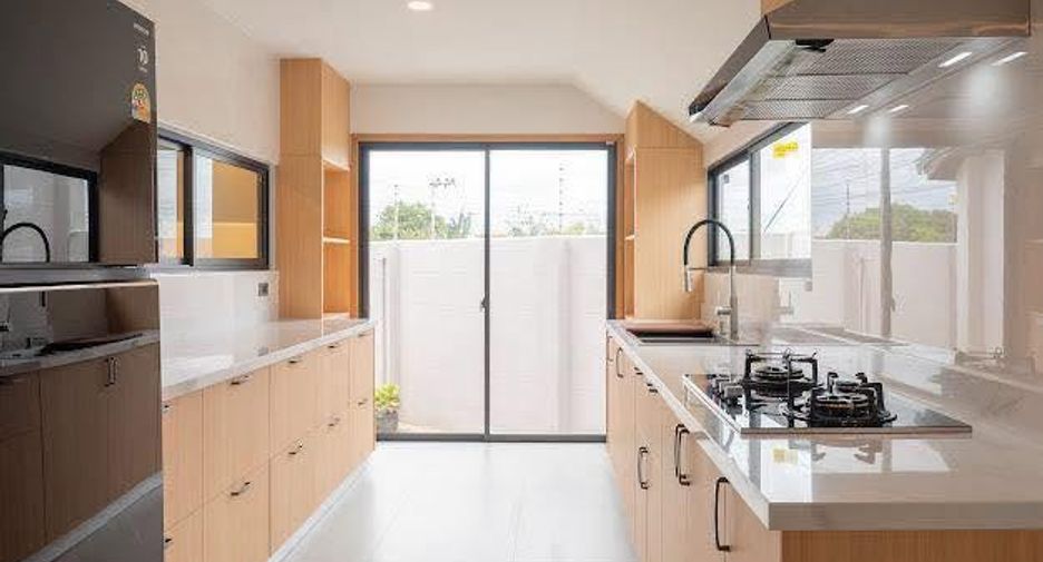 For sale 5 bedrooms villa in East Pattaya, Pattaya