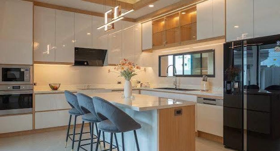 For sale 5 bedrooms villa in East Pattaya, Pattaya