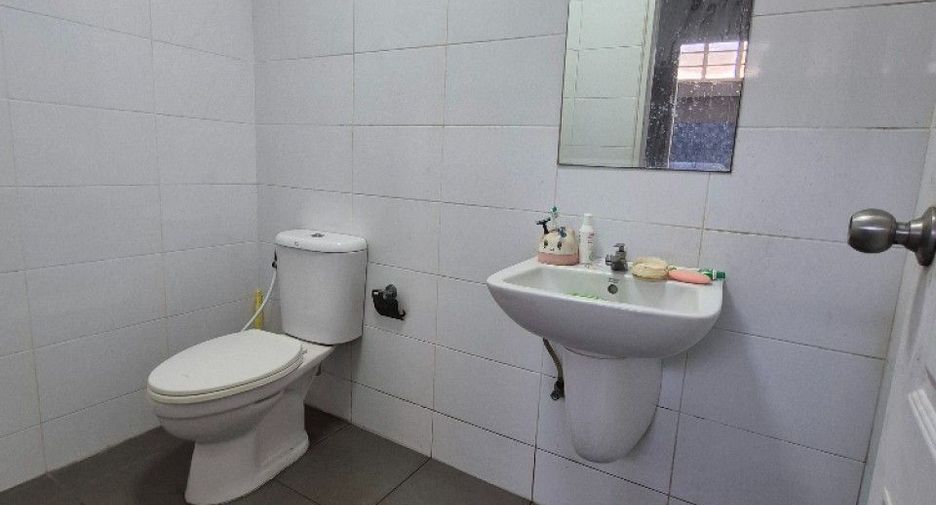 For sale 3 bedrooms townhouse in Mueang Samut Prakan, Samut Prakan