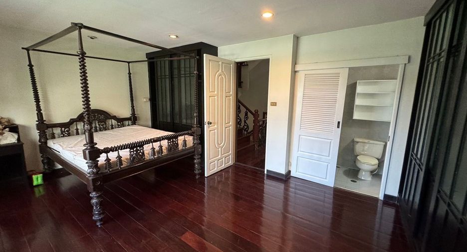 For rent 3 bedrooms house in Watthana, Bangkok