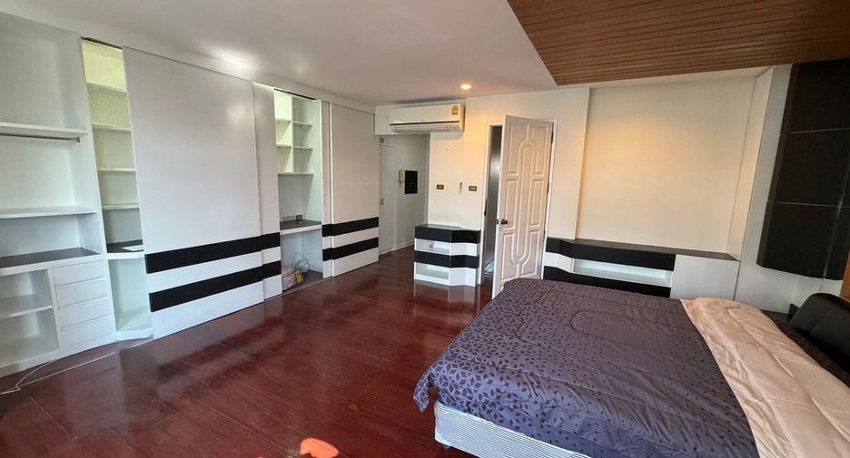 For rent 3 bedrooms house in Watthana, Bangkok