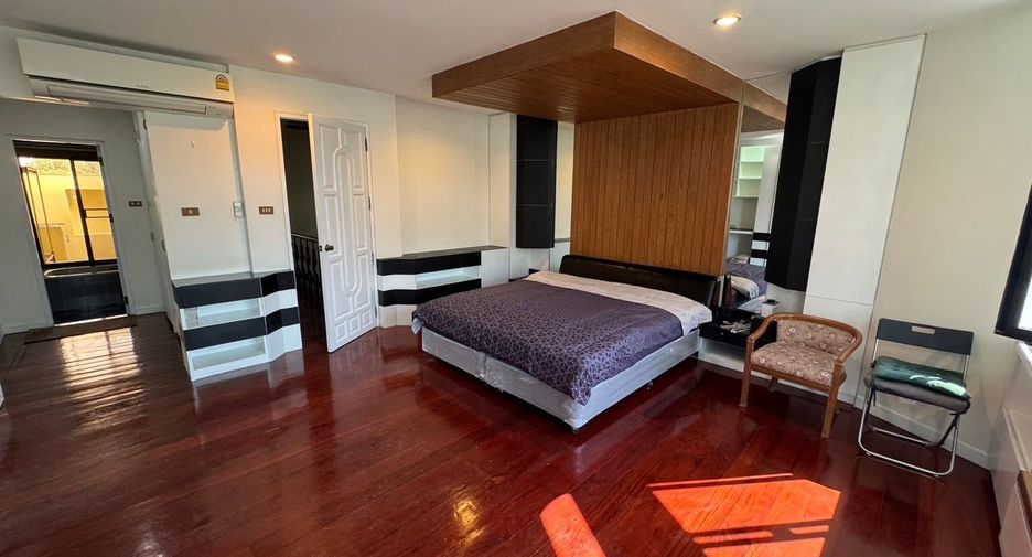 For rent 3 bedrooms house in Watthana, Bangkok