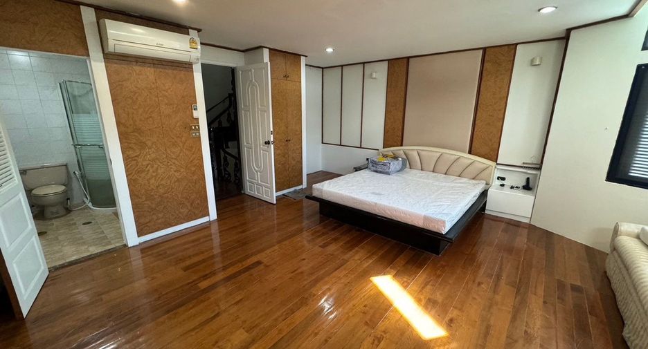 For rent 3 bedrooms house in Watthana, Bangkok