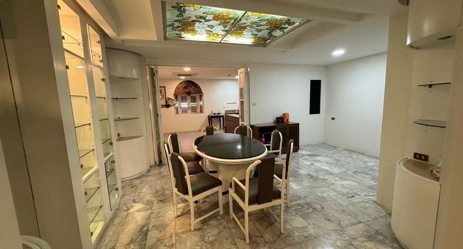 For rent 3 bedrooms house in Watthana, Bangkok