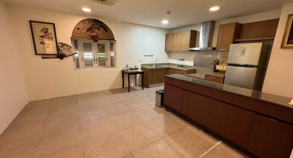 For rent 3 bedrooms house in Watthana, Bangkok