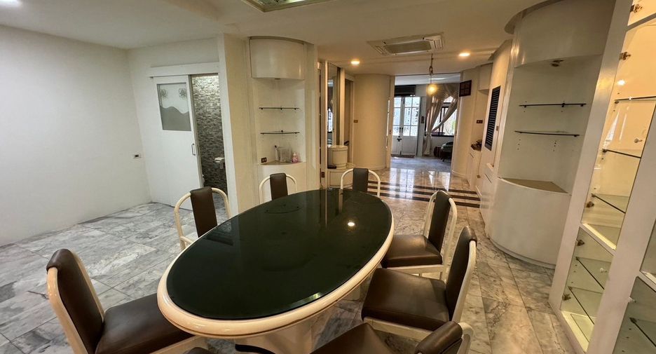 For rent 3 bedrooms house in Watthana, Bangkok