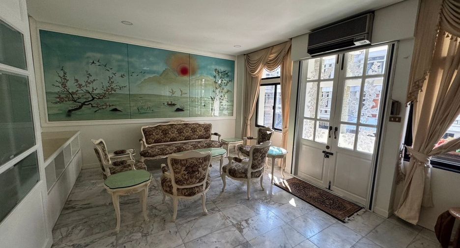 For rent 3 bedrooms house in Watthana, Bangkok