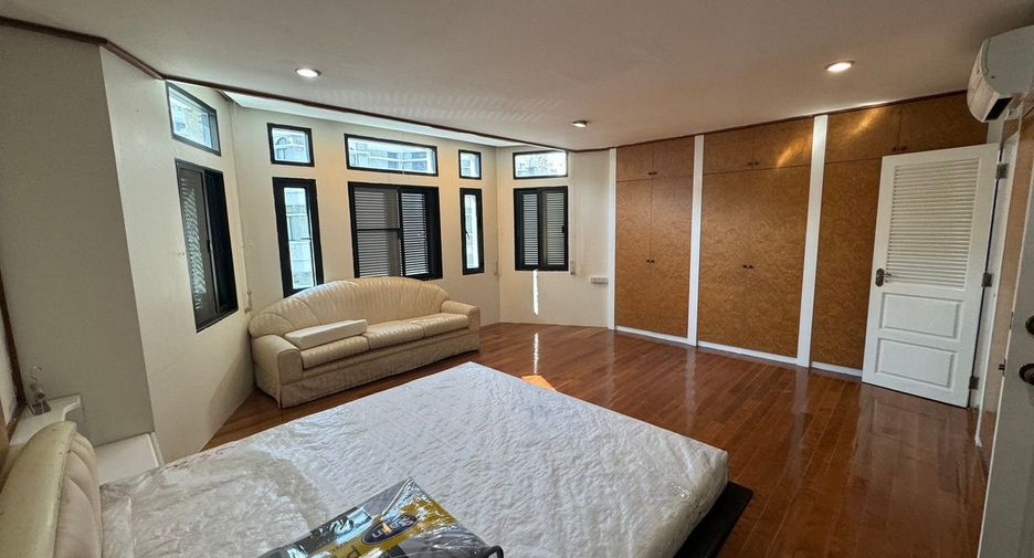 For rent 3 bedrooms house in Watthana, Bangkok