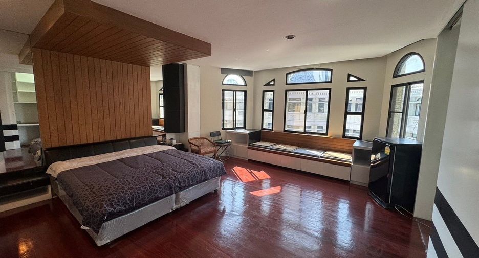 For rent 3 bedrooms house in Watthana, Bangkok