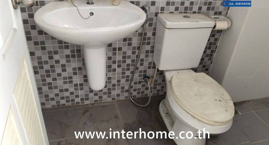 For sale 4 bedrooms retail Space in Bang Pakong, Chachoengsao